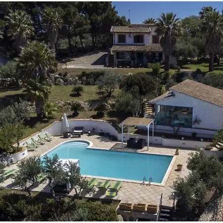 Villa Retreat With Mesmerizing Sea View Parrinello
