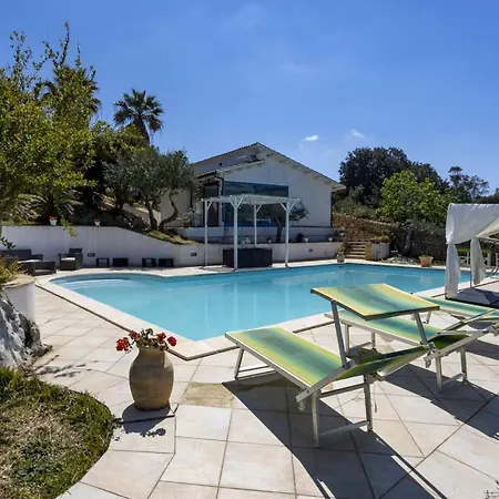 Villa Retreat With Mesmerizing Sea View *